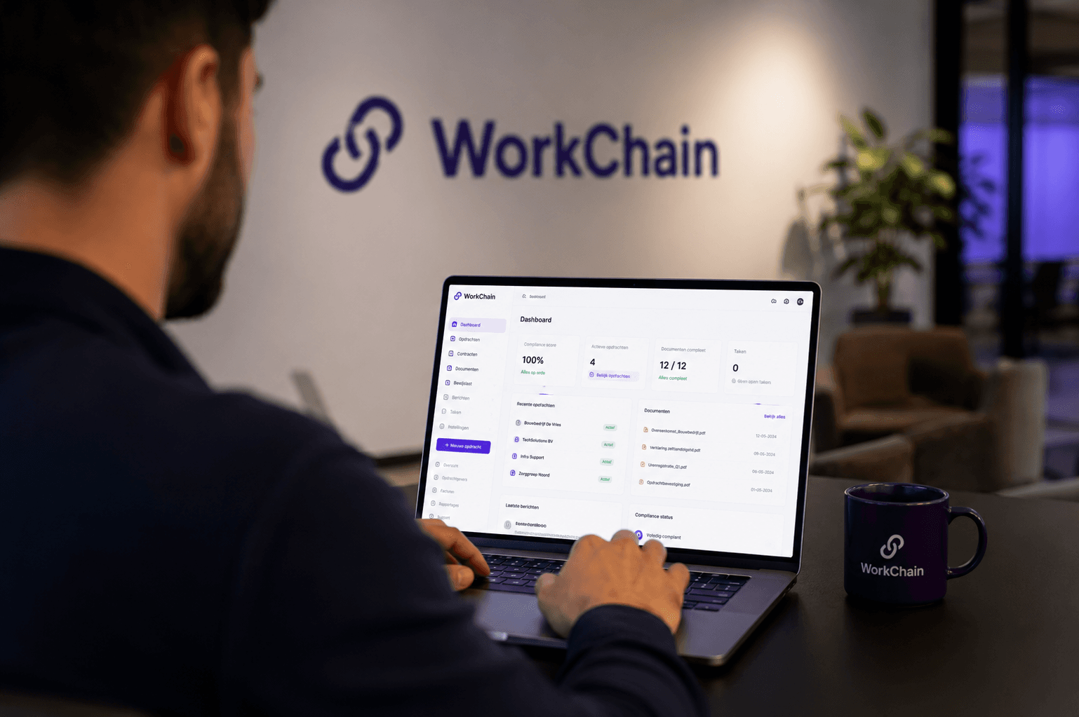 WorkChain teamlid werkt in het WorkChain dashboard op kantoor