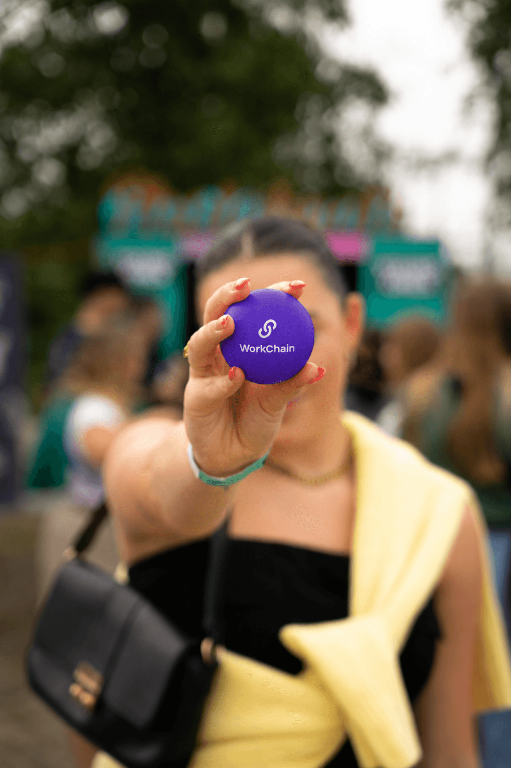 WorkChain teamlid toont een paarse WorkChain-stressbal op een evenement